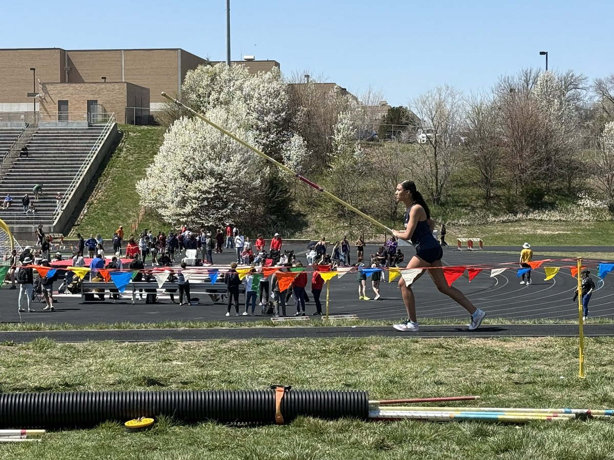 LNS_TF's tweet photo. Gator Pole Vaulters starting strong! https://t.co/Li6xZTnUJk
