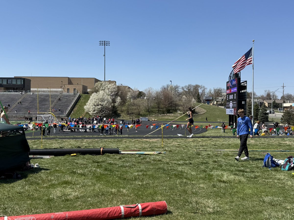 LNS_TF's tweet photo. Gator Pole Vaulters starting strong! https://t.co/Li6xZTnUJk