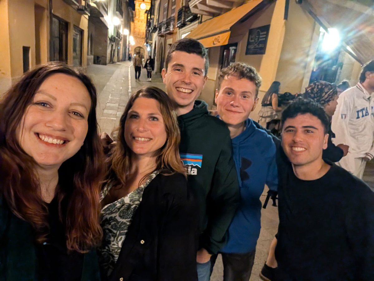 Feliz de poder compartir con tanta gente buena cuidando su tierra y dando lo mejor. Y me faltan muchos en la foto.

El rural tiene suerte. Hay cantera, hay ganas, hay ideas y esfuerzo ♥️💪

Grandes las jornadas de #REDCIT del <a href="/mitecogob/">Transición Ecológica y Reto Demográfico</a> <a href="/Pacoboya/">Francés Boya Alós</a>