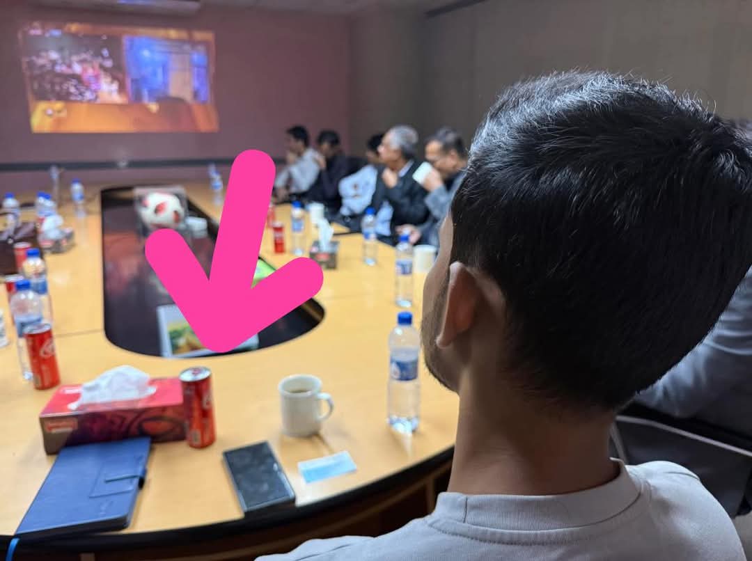 শিশু উপদেষ্টার টেবিলে কোকের বোতল রেখে.. 
অন্য দিকে কেএফসি, কোকাকোলা, বাটা লুট করার যে ব্যাপার টা...ভন্ডামি ছাড়া আর কিছুই না।