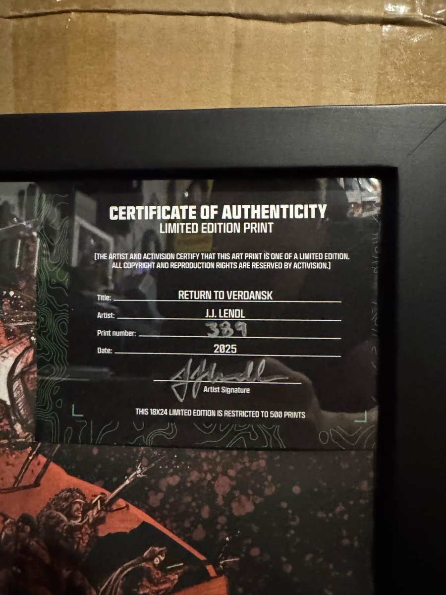 Michael_C2894's tweet photo. @CallofDuty @CallofDutyUK #VerdanskReturns Shame it arrived damaged but the frame hides it. Looks cool though. https://t.co/8QzN9gn96X