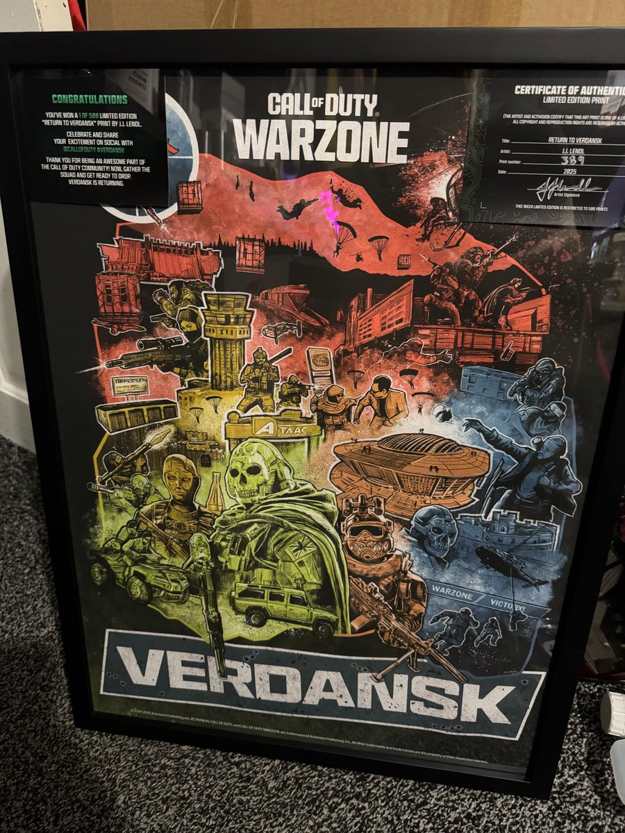 Michael_C2894's tweet photo. @CallofDuty @CallofDutyUK #VerdanskReturns Shame it arrived damaged but the frame hides it. Looks cool though. https://t.co/8QzN9gn96X