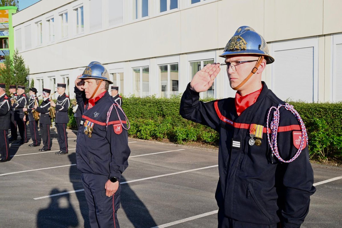 Sdis_95's tweet photo. [#Cérémonie] | Passation de commandement au centre de secours d’Argenteuil.

Ce soir, le Capitaine Christophe SEVESTE a transmis le commandement du centre de secours principal d’Argenteuil au Capitaine Antonin BRAHIC, lors d’une cérémonie chaleureuse et solennelle.

Une transmission de responsabilités, mais aussi de valeurs et d’engagement.

Cette cérémonie s’est déroulée sous l’autorité de : 
•Monsieur Cyril ALAVOINE, sous-préfet d’Argenteuil 
•Monsieur @LucStrehaiano, président du Casdis 
•Le Contrôleur général @LChavillon, Directeur départemental du SDIS du Val-d’Oise 
•Frédéric Callewaert, Président de l’ @udsp95 
•Monsieur @GMothron, Maire de la @VilleArgenteuil  
•Ainsi que les élus du secteur.

Félicitations au Capitaine BRAHIC pour sa prise de commandement, et merci au Capitaine SEVESTE pour son investissement au service du centre de secours d’Argenteuil. Bonne continuation à lui.

📸 Crédit Photo : T. Colson

#Pompiers95 #PassationDeCommandement #Argenteuil #SapeursPompiers #Engagement
