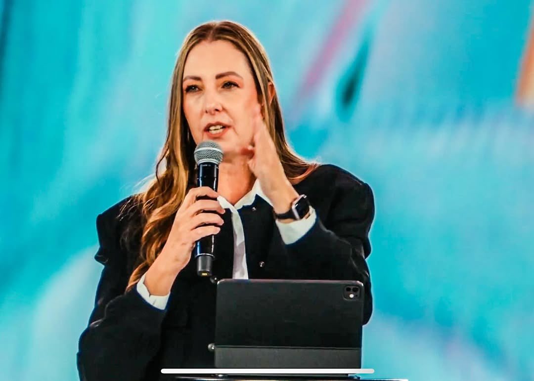 BertPretorius's tweet photo. So proud of my wife @charnepretorius and our youngest daughter Madison (13yrs) preaching at the ladies Conference in Bogota, Colombia. With over 15k ladies per day in attendance with 2 daily conferences for 4 consecutive days. Thank you Pastora @EmmaClaudiaC and @cesarcaste for your example.