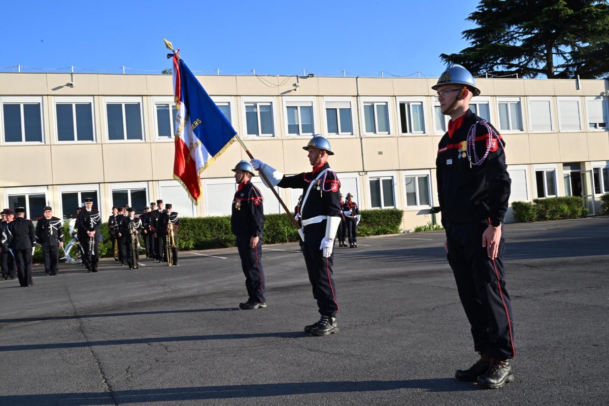 Sdis_95's tweet photo. [#Cérémonie] | Passation de commandement au centre de secours d’Argenteuil.

Ce soir, le Capitaine Christophe SEVESTE a transmis le commandement du centre de secours principal d’Argenteuil au Capitaine Antonin BRAHIC, lors d’une cérémonie chaleureuse et solennelle.

Une transmission de responsabilités, mais aussi de valeurs et d’engagement.

Cette cérémonie s’est déroulée sous l’autorité de : 
•Monsieur Cyril ALAVOINE, sous-préfet d’Argenteuil 
•Monsieur @LucStrehaiano, président du Casdis 
•Le Contrôleur général @LChavillon, Directeur départemental du SDIS du Val-d’Oise 
•Frédéric Callewaert, Président de l’ @udsp95 
•Monsieur @GMothron, Maire de la @VilleArgenteuil  
•Ainsi que les élus du secteur.

Félicitations au Capitaine BRAHIC pour sa prise de commandement, et merci au Capitaine SEVESTE pour son investissement au service du centre de secours d’Argenteuil. Bonne continuation à lui.

📸 Crédit Photo : T. Colson

#Pompiers95 #PassationDeCommandement #Argenteuil #SapeursPompiers #Engagement