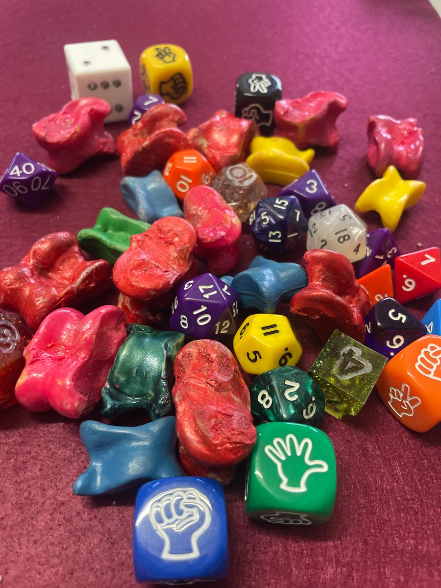 JUGAR AL AZAR SUENA DEMASIADO BIEN.

Para cerrar el trimestre hemos lanzado dados y tabas. Porque practicar hay que practicar, pero mejor con datos reales que con datos inventados. 

Tablas de frecuencia y cálculo de la moda para taba y dados con caritas.