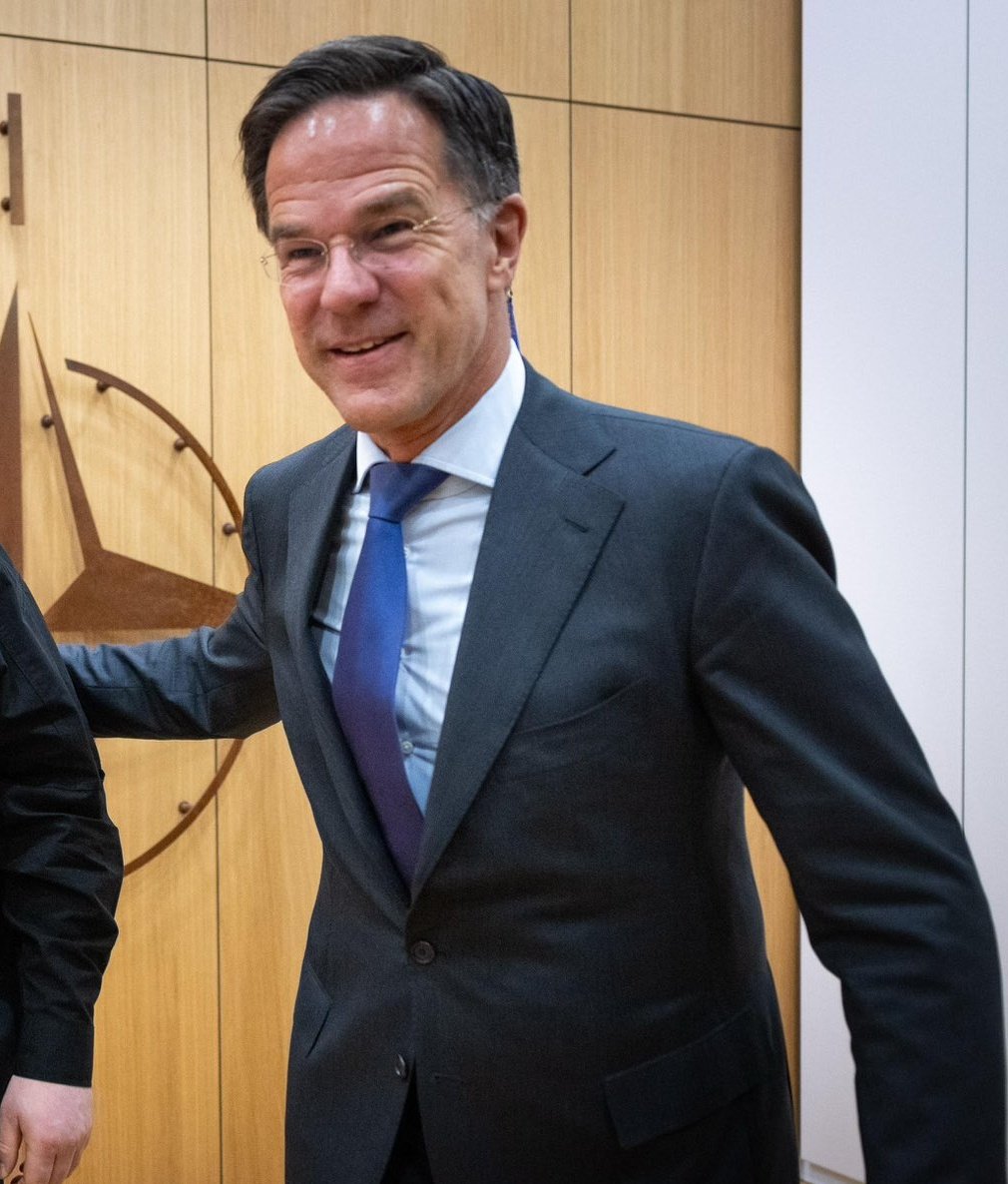 KAFKA_Dev's tweet image. Ze blijven aansturen op oorlog! 
Rutte gaat zelfs zo ver dat hij op een NAVO persconferentie KINDEREN indoctrineert met zijn oorlogspropaganda! 

Doe een ❤️ &amp;amp; RT als je Rutte ook MISSELIJKMAKEND vindt!