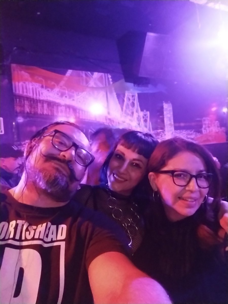 Hola mi <a href="/DaphneOficial/">Daphne Gutierrez</a> en la foto estoy yo con mi, mas mejor amiga Paola y mi chica Evelyn, celebrando su cumple ayer  #DaphneEnConvoy