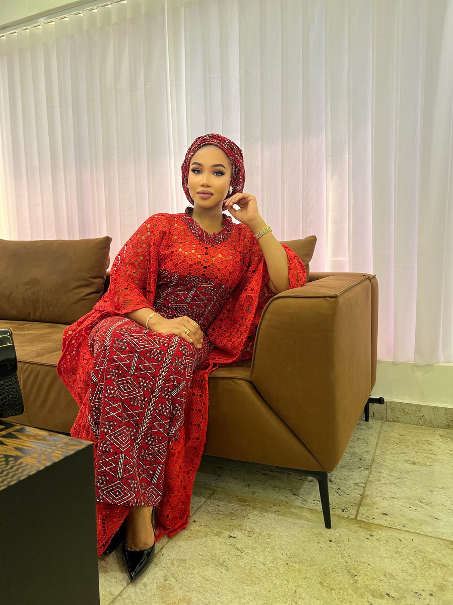 PRINCESSMUFEE's tweet photo. Mirror, mirror on the wall... who’s the realest of them all? 
Oh, wait-it’s me. 🤣 Jummah Mufeedah https://t.co/FUgwDvvjkw