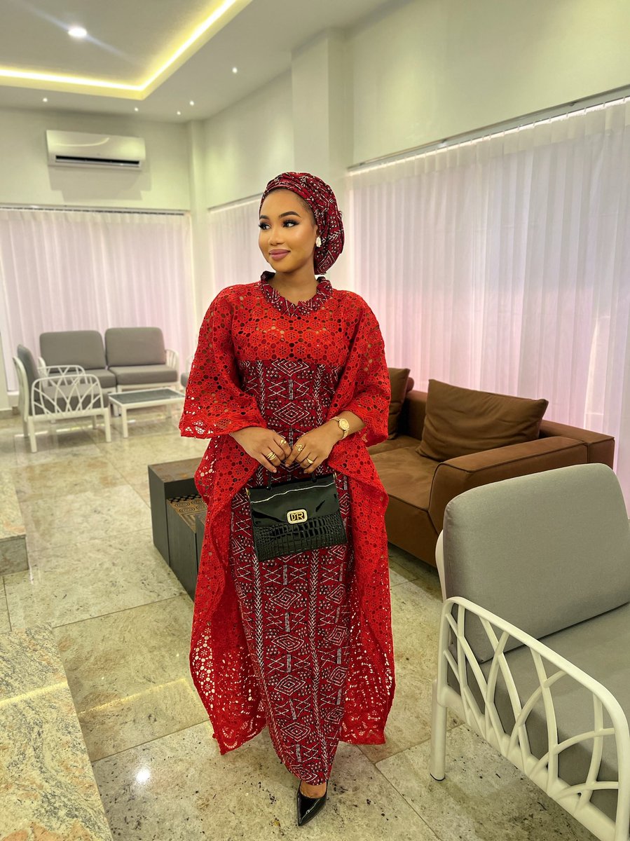 PRINCESSMUFEE's tweet photo. Mirror, mirror on the wall... who’s the realest of them all? 
Oh, wait-it’s me. 🤣 Jummah Mufeedah https://t.co/FUgwDvvjkw