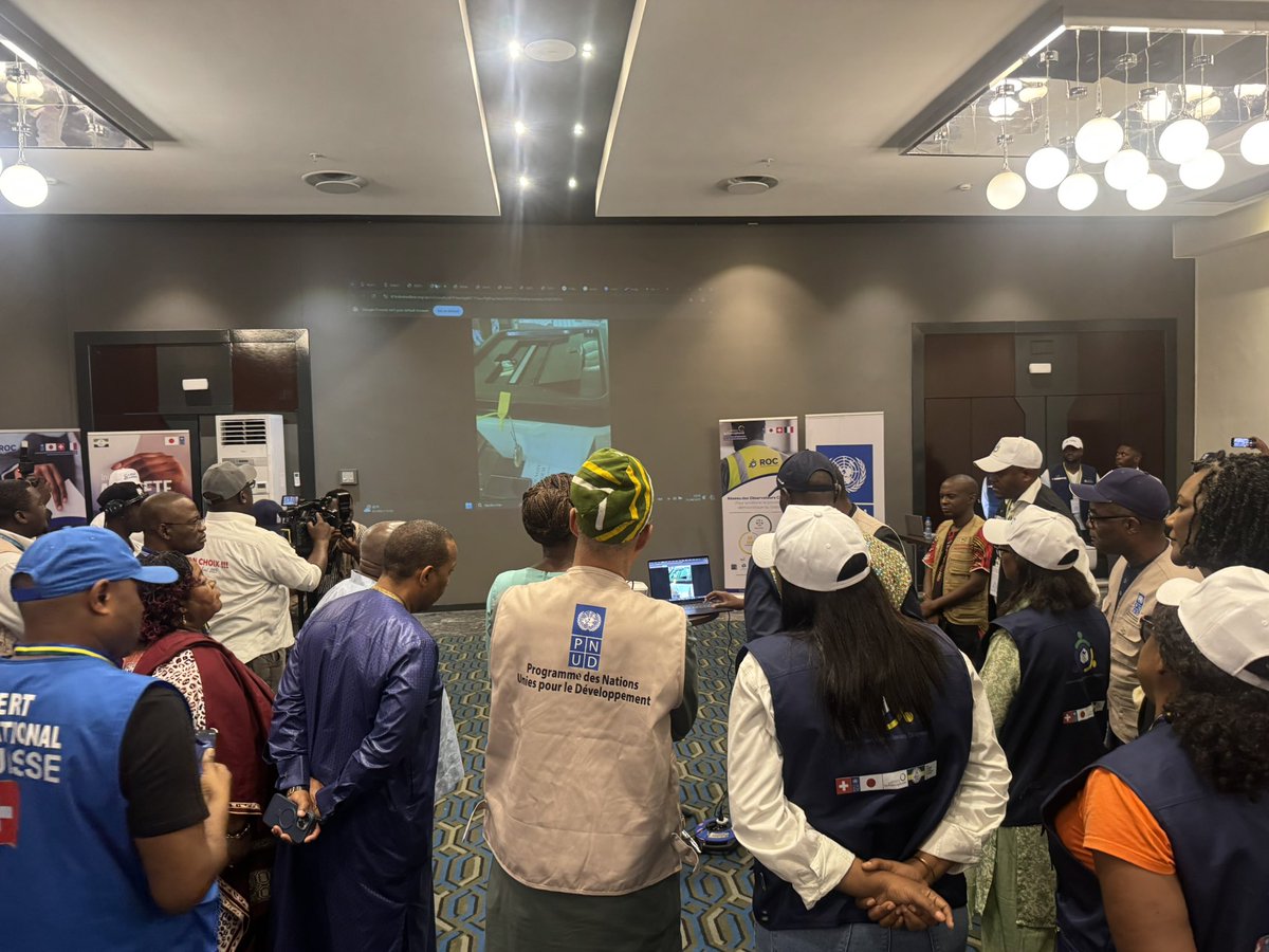 S.E.<a href="/TrovoadaPatrice/">Patrice Trovoada</a>, Chef de la MOEUA pour la présidentielle du 12 avril au #Gabon, a visité le siège du Réseau des Observateurs Citoyens (ROC) &amp; leur salle de veille à Libreville pour constater les mécanismes mis en place par la société civile gabonaise pour observer l'élection