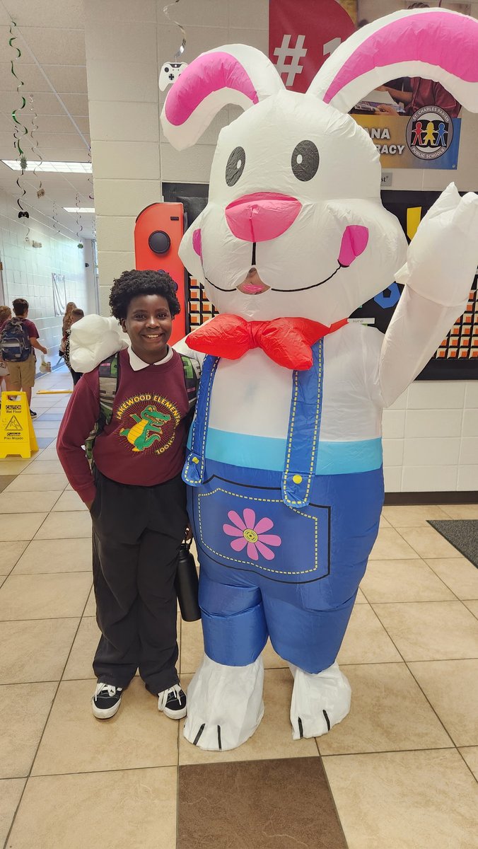 The Easter Bunny hopped by Lakewood to greet our Gators as they were arriving to school this morning.🐰