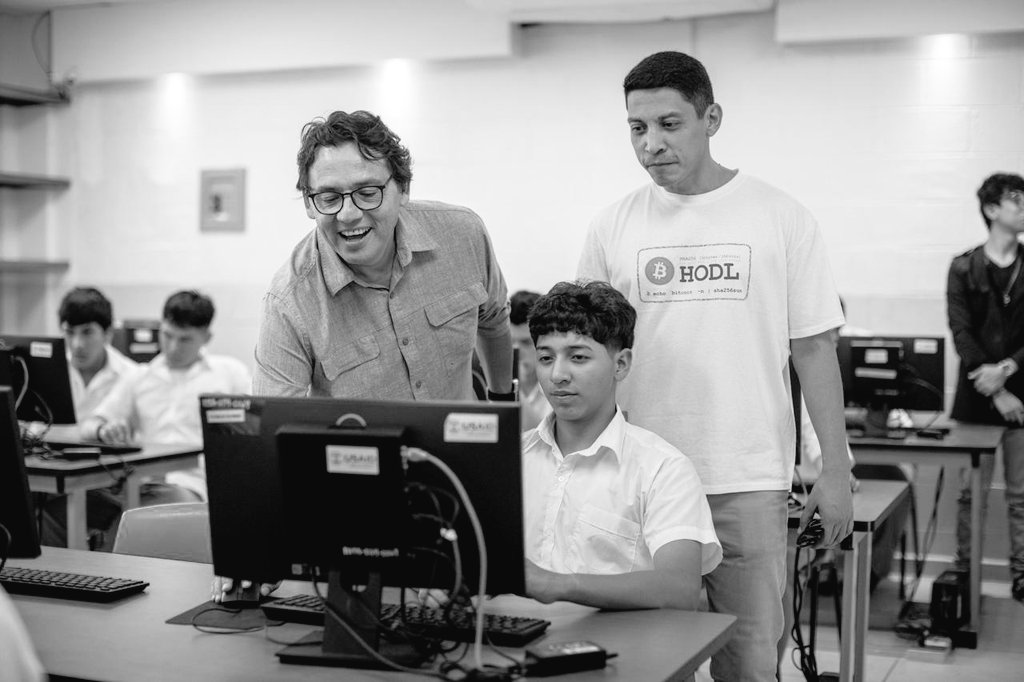 JMauricioPineda's tweet photo. Día de triunfo para 320 jóvenes talentosos que han culminado
el Diplomado Bitcoin https://t.co/CR9etW18yf