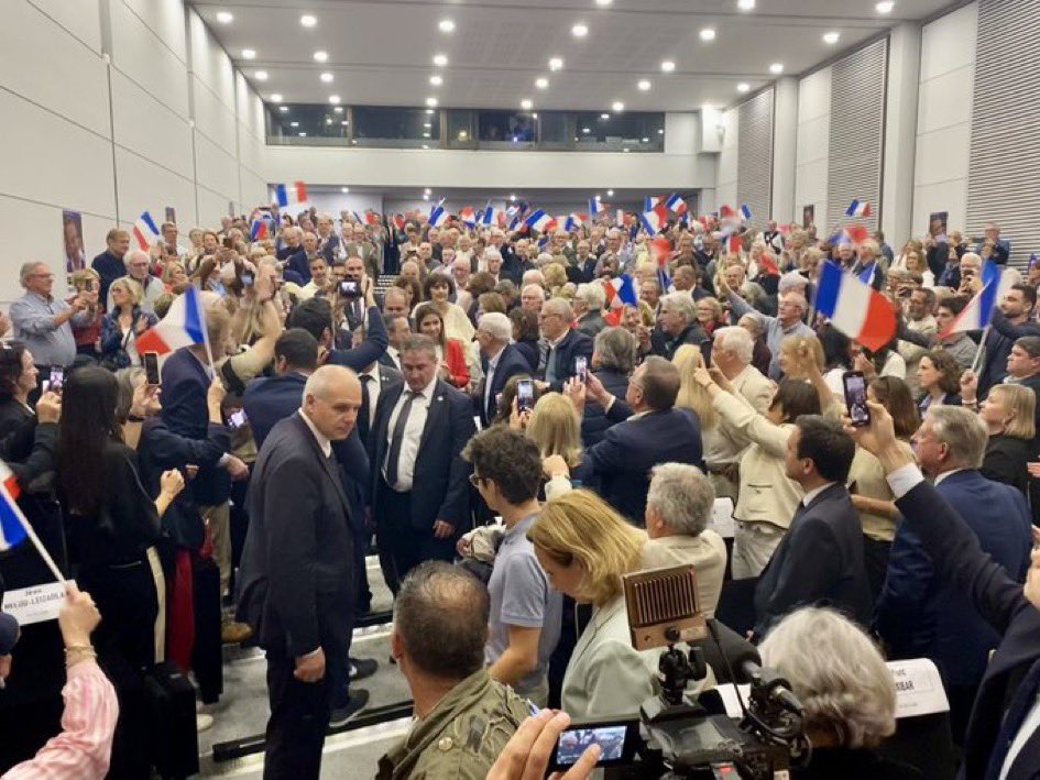 max_brisson's tweet photo. 🇫🇷 600 personnes ce soir pour accueillir @BrunoRetailleau au Pays basque.

Nous n’avions plus vu autant de monde depuis 10 ans.

🌊 La vague #Retailleau déferle sur Biarritz !

#AvecRetailleau
#OngiEtorri https://t.co/32G0XOtiB8