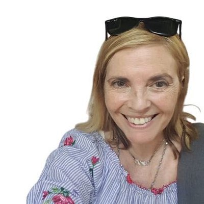 TugoNews's tweet photo. Esta vieja de re mierda @gloriallopiz es la jefa de la agrupación “Buenos Vecinos”. Ella fue quien denunció personalmente a una señora que solamente se estaba GANANDO EL PAN vendiendo en la calle y le gritó “negr4 peruana” mientras llamaba a la policía https://t.co/x0C4laZROY