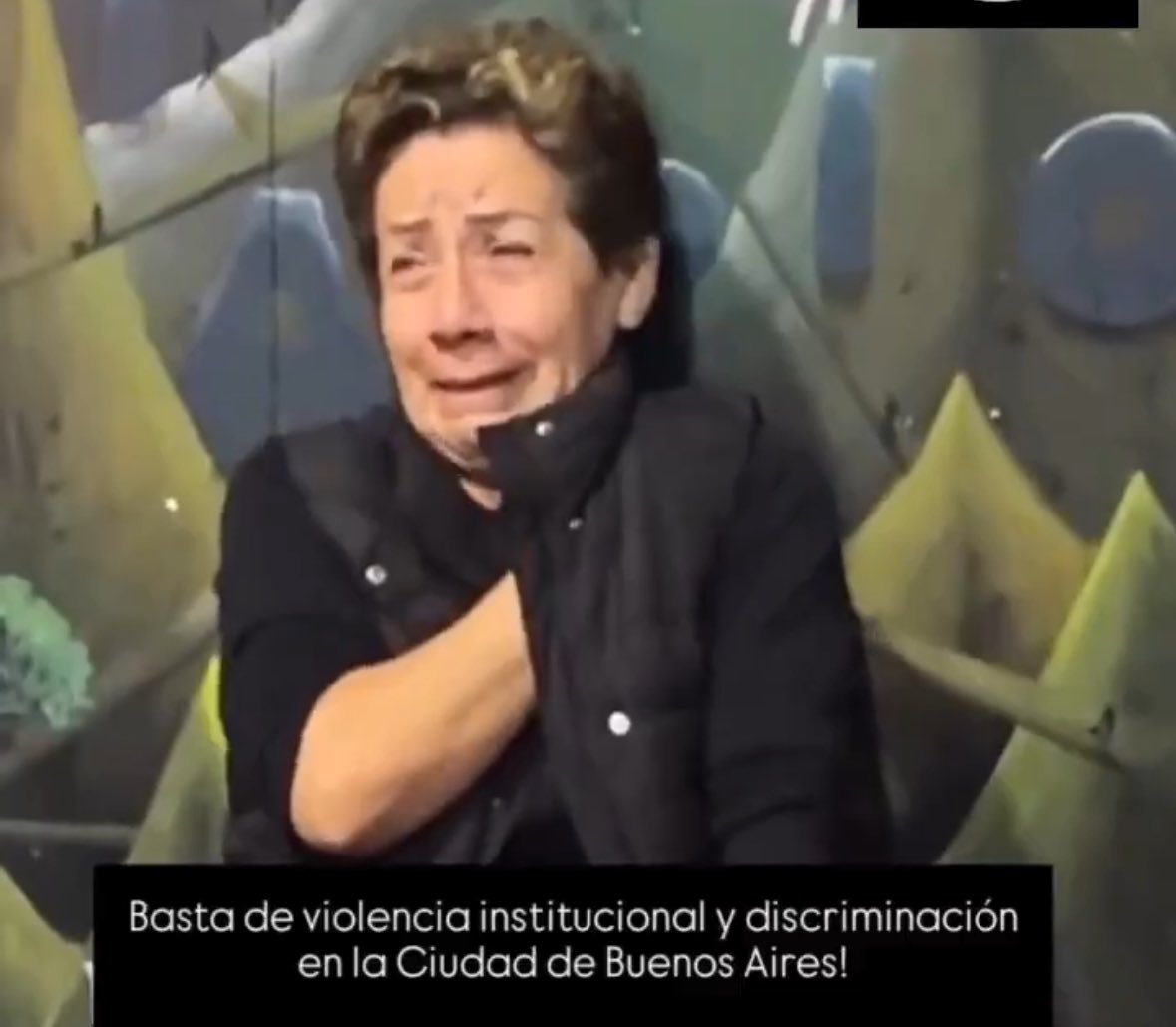 Esta vieja de re mierda <a href="/gloriallopiz/">𝔾𝕝𝕠𝕣𝕚𝕒 𝕃𝕝𝕠𝕡𝕚𝕫 𝕆𝕣𝕥𝕚𝕫</a> es la jefa de la agrupación “Buenos Vecinos”. Ella fue quien denunció personalmente a una señora que solamente se estaba GANANDO EL PAN vendiendo en la calle y le gritó “negr4 peruana” mientras llamaba a la policía