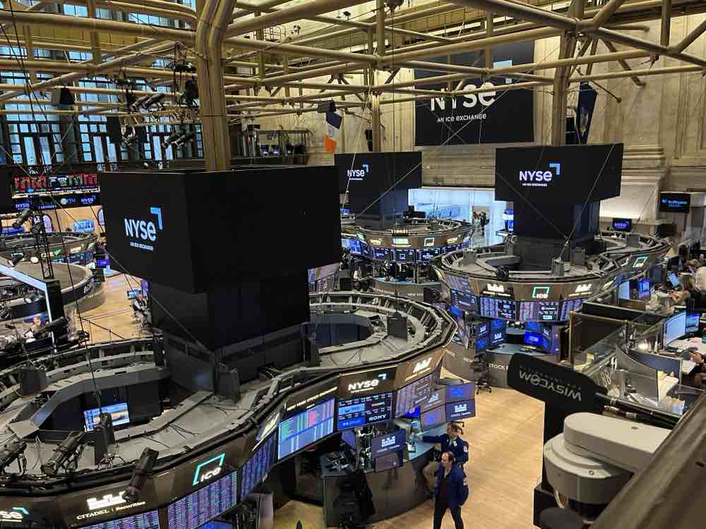 Skyline_CCG's tweet photo. Wrapping up a dynamic week in New York, Skyline coordinated an interview at the @NYSE between @jd_durkin and Martin J. Shen, CEO of our client @FingerMotionInc (@Nasdaq: $FNGR).

Following FingerMotion’s participation at the LD Micro 15th Annual Invitational, this on-camera conversation was a timely opportunity to further share the company’s vision with a broader financial audience.

FingerMotion is an evolving technology company focused on mobile payment and recharge platform solutions in China, dedicated to driving digital innovation and delivering value to consumers and investors alike.

Stay tuned for the full interview.
#SkylineCCG #FingerMotion #NYSE #InvestorRelations #CapitalMarkets #SmallCapStocks #TechStocks #Fintech #DigitalInnovation #CEOInterview #LDMicro #MediaRelations

Skyline is paid by $FNGR for IR services. Disclaimer 17(b):  https://t.co/l7EgTHZqdd