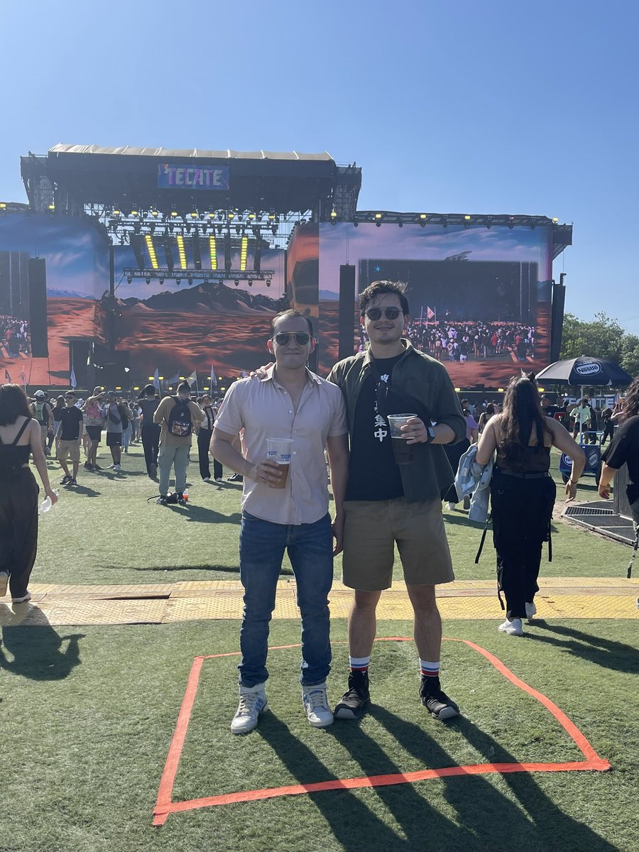 ¡Que buena música se escucha hoy <a href="/DaphneOficial/">Daphne Gutierrez</a> !
Una foto con mi mejor amigo en el PalNorte del año pasado
Como se antojan unas bien frías como las de ese día 🥵

#DaphneEnConvoy