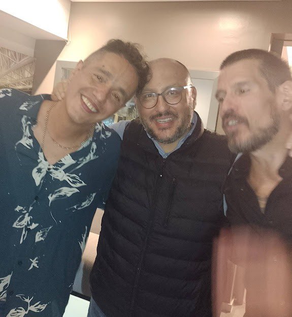 #DaphneEnConvoy hola <a href="/DaphneOficial/">Daphne Gutierrez</a> 
Te comparto una foto con dos de mis mejores amigos de la infancia, que me da  mucho orgullo que les esté yendo re bien