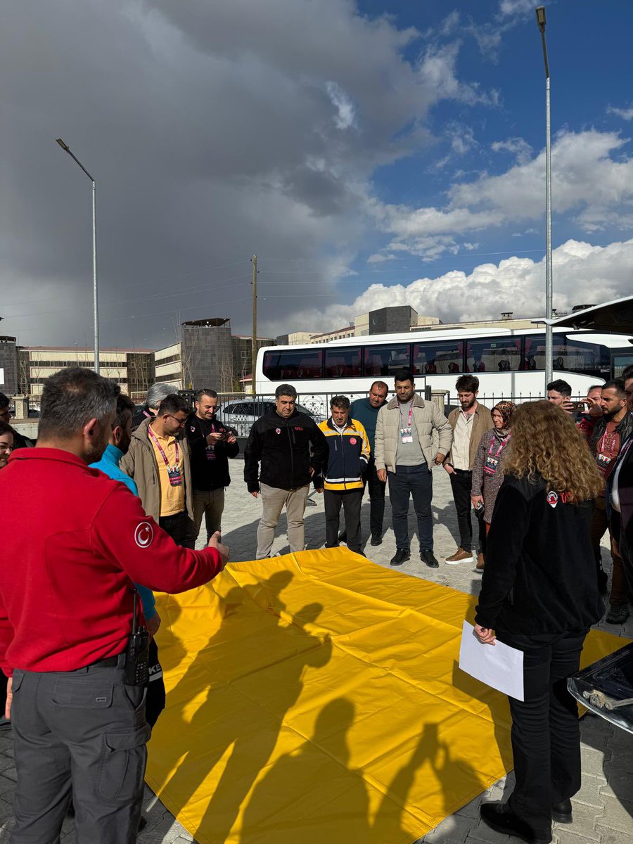 Afet Okulu Van 1. Gün
Teorik Eğitimler, Van 112 Başhekimliği, Van UMKE, Van AÇM ziyaretleri ile tamamlandı. Program açılışına Van İl Sağlık Müdürü Muhammed Tosun Bey de katıldı. <a href="/AfetTatd/">TATD AFET</a>