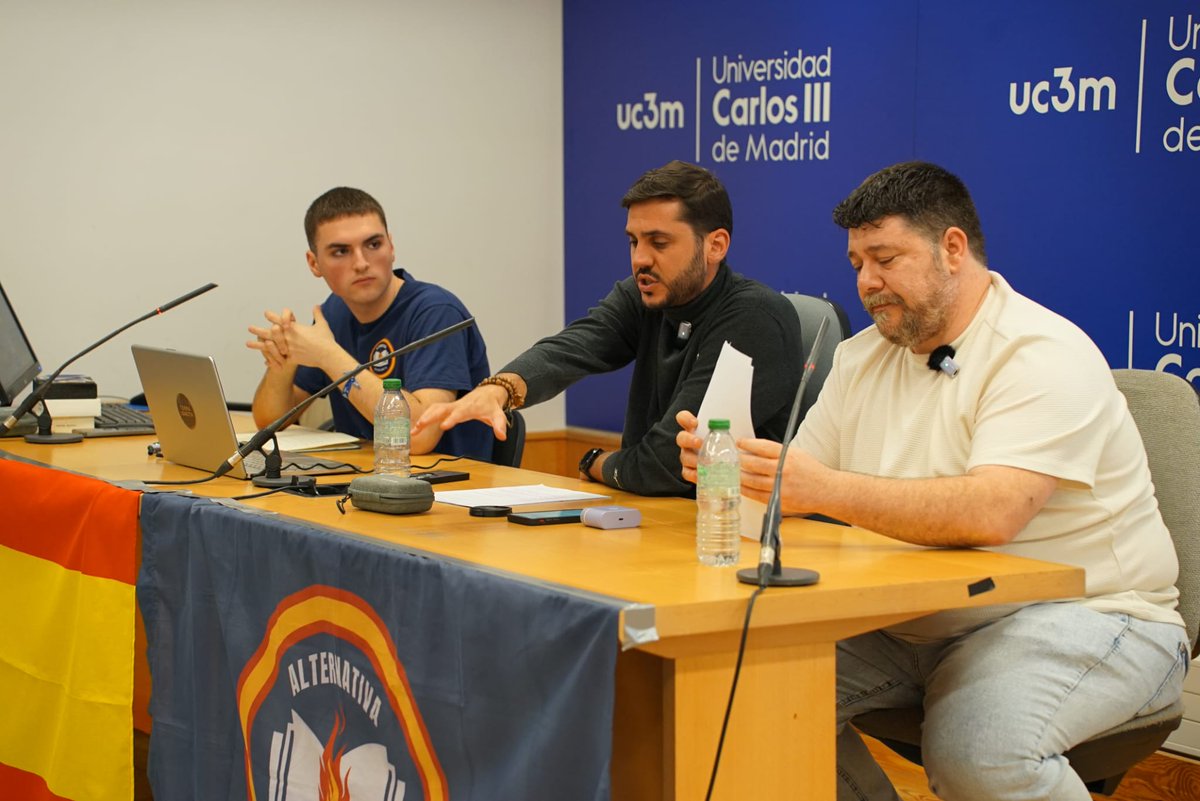 Alternativa_EE's tweet photo. Una semana después, seguimos pensando en ello. Os compartimos más imágenes de la conferencia de @TerraIgnota en la @uc3m.

Ánimo estudiantes, NO estáis solos en la universidad ¡uniros a la Alternativa!🔥📖 https://t.co/Lv5bnzm9zr
