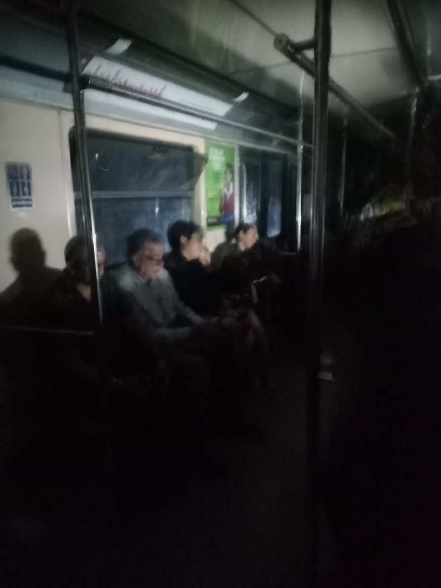 rimonhdz's tweet photo. @MetroCDMX @ctcdelmetro Estamos a unos metros de llegar a estación refinería, pero ya llevamos 15 minutos atrapados en el tunel hace demasiado calor nos estamos sofocando https://t.co/3tIJ2Ms3J8