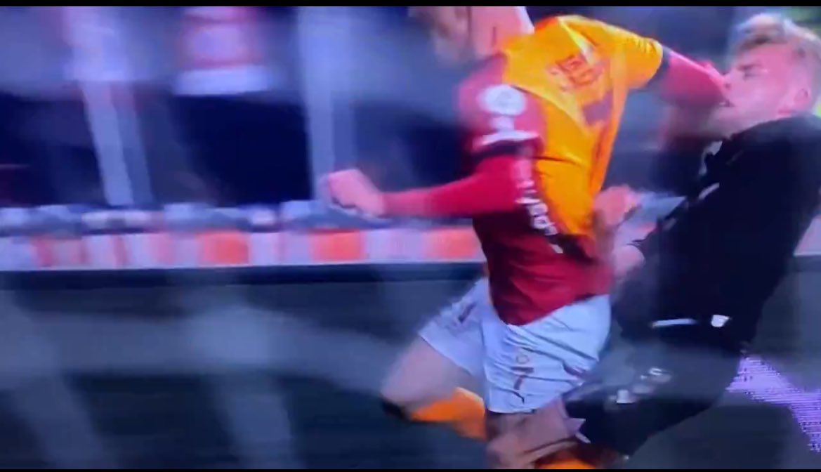 SKANDAL !
Szalai, Samsunsporlu oyuncuya dirsek attı, Samsunsporlu futbolcunun ağzı kanlar içerisinde kaldı, Hakem Galatasaray lehine faul verdi.