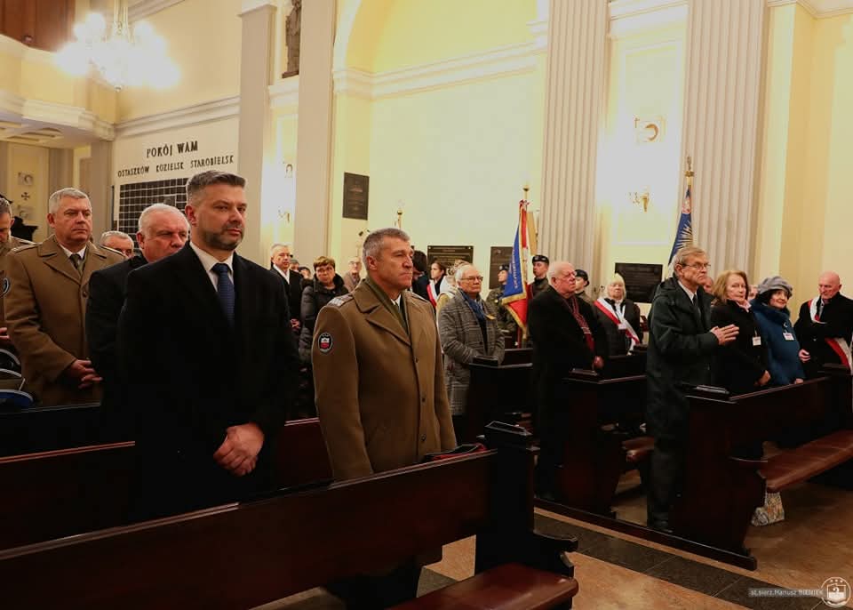 D2KP_DKL's tweet photo. Główne Krakowskie obchody Dnia Pamięci Ofiar Zbrodni Katyńskiej

Gen. broni dr @joks_adam dowódca #2KorpusPolskiKraków uczestniczył w głównych krakowskich uroczystościach upamiętniających Dzień Pamięci Ofiar Zbrodni Katyńskiej.

Obchody rozpoczęły się mszą świętą w kościele garnizonowym pw. św. Agnieszki. Następnie odbył się uroczysty przemarsz na plac o. Studzińskiego, gdzie odczytano Apel Pamięci oraz złożono kwiaty pod Krzyżem Katyńskim – symbolicznym miejscem pamięci o ofiarach sowieckiego ludobójstwa.

Obecność przedstawicieli Wojska Polskiego w tak ważnych wydarzeniach to nie tylko wyraz pamięci, ale i zobowiązanie wobec historii.

Cześć i chwała Bohaterom.
--
@MON_GOV_PL @SztabGenWP
@DowOperSZ @DGeneralneRSZ