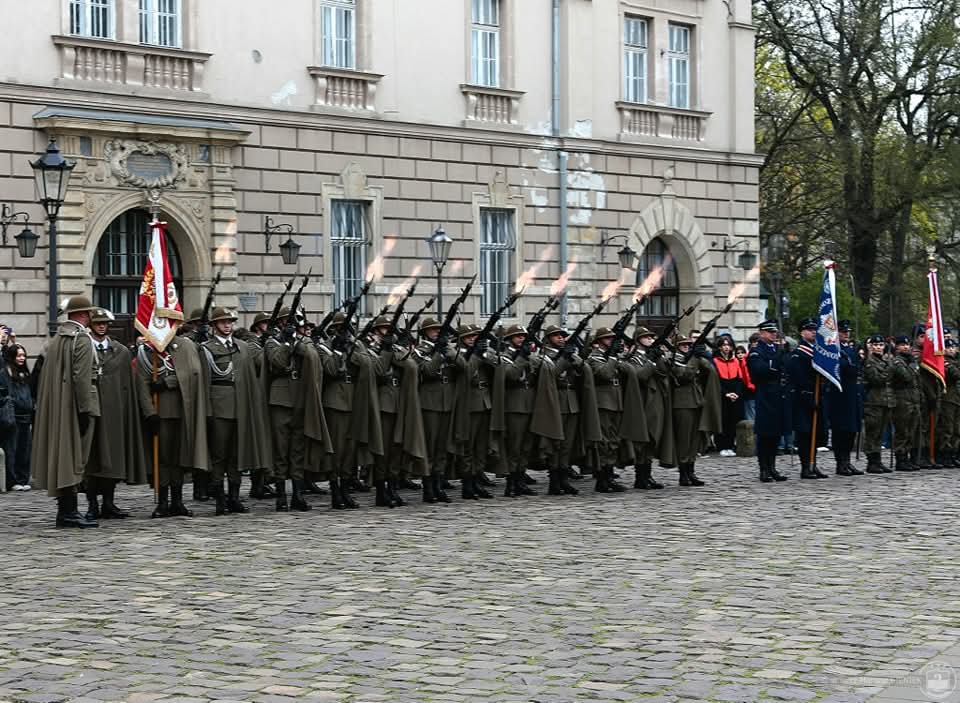 D2KP_DKL's tweet photo. Główne Krakowskie obchody Dnia Pamięci Ofiar Zbrodni Katyńskiej

Gen. broni dr @joks_adam dowódca #2KorpusPolskiKraków uczestniczył w głównych krakowskich uroczystościach upamiętniających Dzień Pamięci Ofiar Zbrodni Katyńskiej.

Obchody rozpoczęły się mszą świętą w kościele garnizonowym pw. św. Agnieszki. Następnie odbył się uroczysty przemarsz na plac o. Studzińskiego, gdzie odczytano Apel Pamięci oraz złożono kwiaty pod Krzyżem Katyńskim – symbolicznym miejscem pamięci o ofiarach sowieckiego ludobójstwa.

Obecność przedstawicieli Wojska Polskiego w tak ważnych wydarzeniach to nie tylko wyraz pamięci, ale i zobowiązanie wobec historii.

Cześć i chwała Bohaterom.
--
@MON_GOV_PL @SztabGenWP
@DowOperSZ @DGeneralneRSZ