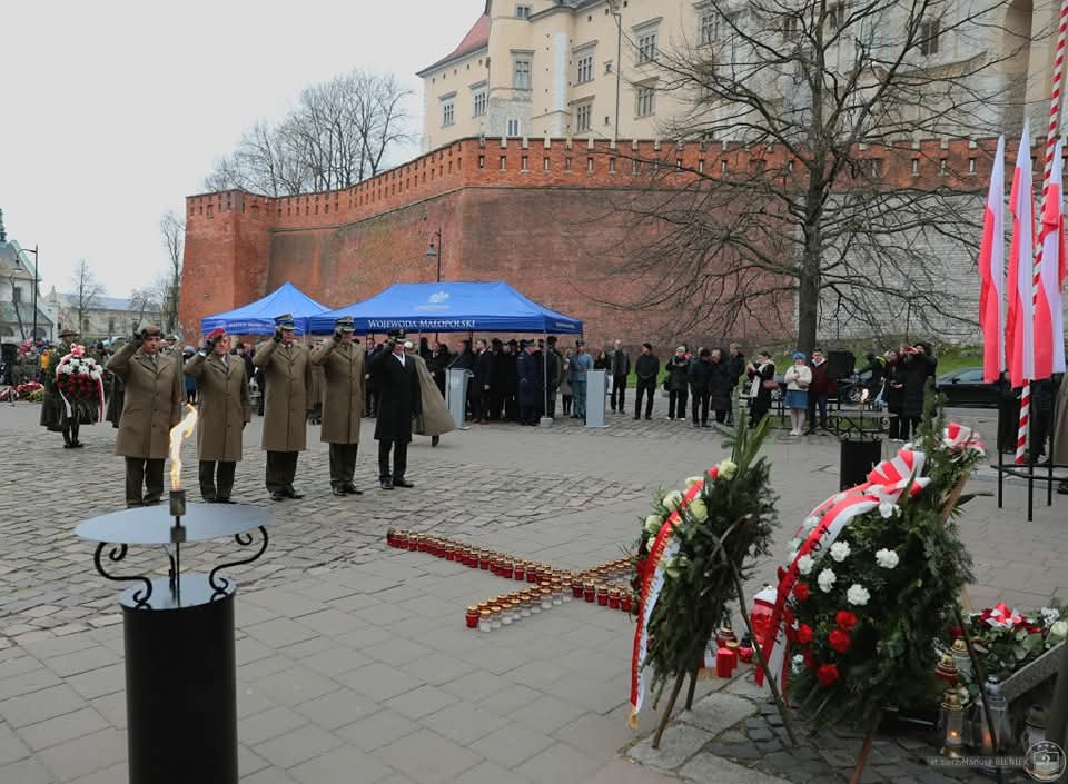 D2KP_DKL's tweet photo. Główne Krakowskie obchody Dnia Pamięci Ofiar Zbrodni Katyńskiej

Gen. broni dr @joks_adam dowódca #2KorpusPolskiKraków uczestniczył w głównych krakowskich uroczystościach upamiętniających Dzień Pamięci Ofiar Zbrodni Katyńskiej.

Obchody rozpoczęły się mszą świętą w kościele garnizonowym pw. św. Agnieszki. Następnie odbył się uroczysty przemarsz na plac o. Studzińskiego, gdzie odczytano Apel Pamięci oraz złożono kwiaty pod Krzyżem Katyńskim – symbolicznym miejscem pamięci o ofiarach sowieckiego ludobójstwa.

Obecność przedstawicieli Wojska Polskiego w tak ważnych wydarzeniach to nie tylko wyraz pamięci, ale i zobowiązanie wobec historii.

Cześć i chwała Bohaterom.
--
@MON_GOV_PL @SztabGenWP
@DowOperSZ @DGeneralneRSZ