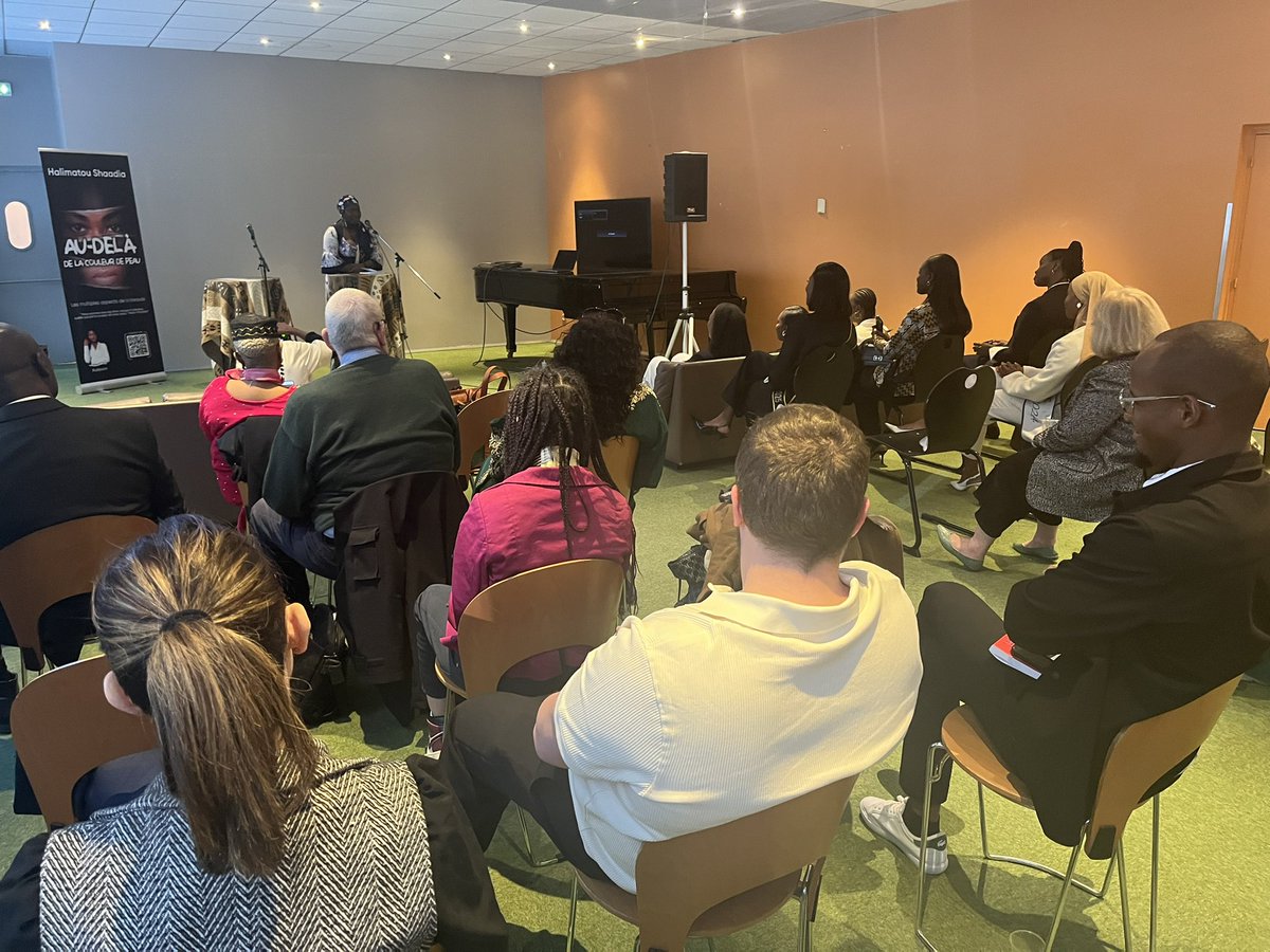 DjuliusD's tweet image. La cause défendue par @miss_halimatou avec son livre « au delà de la couleur de peau » est la juste cause de #stopdepigmentation #stopbleaching @EspritEbene @AmbaGnFrPtIl