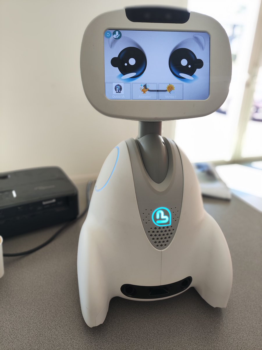 Le #robot Buddy a eu un beau succès toute l'après midi à St Mathurin en Vendée. Il m'a accompagné dans la sensibilisation des #IA auprès d'environ 150 ados lors d'une journée sur le numérique.
Si vous voulez en savoir plus sur ses possibilités, contactez moi !