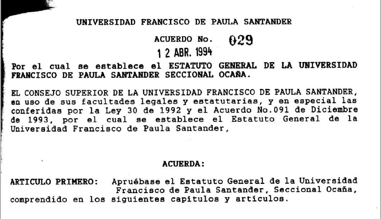 MartinSantos01's tweet photo. La edad de retiro forzoso del DIRECTOR de la Seccional Ocaña de la Universidad Francisco de Paula Santander es de 70 años, debido a que por la naturaleza del cargo, este no se haya cubierto por la ampliación de la edad de retiro forzoso que prevé la Ley 344 de 1996 para el personal docente universitario, la cual se extiende hasta los 80 años.

Examinemos las razones que respaldan esta afirmación:

1.- Según el Acuerdo 029 del 12 de abril de 1994, que establece el Estatuto General de la Universidad Francisco de Paula Santander Seccional Ocaña, los artículos 7 al 17 describen detalladamente las cualidades, funciones y el proceso para la designación del DIRECTOR de dicha seccional.

2.- De acuerdo con la norma estatutaria, el puesto de DIRECTOR de la Seccional Ocaña -Universidad Francisco de Paula, tiene entre otros requisitos para acceder al cargo: haber sido profesor universitario durante al menos 5 años (art. 8). Esto, por cuanto, la experiencia en la docencia, actividad principal de toda universidad, es requerida para administrar eficientemente la institución. A esto súmese, lo que dispone el artículo 14 del Acuerdo 029/94, que prevé que el cargo de DIRECTOR es de dedicación exclusiva. Motivo de más, que permite descartar cualquier naturaleza docente para este empleo.

3.- En consecuencia, el cargo de DIRECTOR de la Universidad Francisco de Paula Santander- Seccional Ocaña se clasifica como un cargo ADMINISTRATIVO DE NATURALEZA DIRECTIVA.

4.- Asimismo, vale señalar que, a partir de la promulgación de la Ley 1821 de 2016, se modificó la edad de jubilación obligatoria para los servidores públicos a los 70 años, según lo establece el: “ARTÍCULO 1. La edad máxima para el retiro del cargo de las personas que desempeñen funciones públicas será de setenta (70) años. Una vez alcanzada esa edad, se producirá el retiro inmediato del cargo que ocupen, sin posibilidad de reintegración bajo ninguna circunstancia”.

5.- En resumida cuenta, la Ley 1821 de 2016, modificó la edad de jubilación para los empleados en el ejercicio de funciones públicas, elevándola de 65 a 70 años, permitiéndoles permanecer en el servicio si así lo desean, siempre y cuando continúen aportando al régimen de seguridad social.

6.- Por otra parte, respecto al retiro forzoso de los docentes en universidades autónomas, el artículo 19 de la Ley 344 de 27 de diciembre de 1996, establece una excepción sobre la edad al precaver que: “Sin perjuicio de lo establecido en las Leyes 91 de 1989, 60 de 1993 y 115 de 1994, el servidor público que haya adquirido el derecho a su pensión de vejez o jubilación podrá elegir entre este beneficio o seguir activo en el servicio, hasta alcanzar la edad de retiro forzoso. Los docentes universitarios podrán hacerlo hasta diez años adicionales. La pensión comenzará a pagarse solo después de que se haya terminado su vínculo con estas instituciones.”

7.- Así entonces se tiene con base en el artículo 19 de la Ley 344 de 1996, que los docentes universitarios pueden continuar trabajando hasta diez años más después de alcanzar la edad de retiro, es decir, pueden trabajar hasta los 80 años.

8.- En consecuencia, es de fuerza concluir lo siguiente: 

i) el cargo de DIRECTOR de la Seccional Ocaña -Universidad Francisco de Paula, es un empleo de naturaleza administrativa que no tiene funciones docentes. 

ii) el cargo, no se beneficia con la excepción indicada en el artículo 19 de la Ley 344 de 1996, que amplía la edad de retiro forzoso del personal docente universitario hasta los 80 años. 

9.- Lo anterior, lleva apodícticamente a establecer, que el límite de edad de retiro forzoso del DIRECTOR de la Seccional Ocaña -Universidad Francisco de Paula, es el establecido en la ley 1821 de 2016. es decir, cuando este servidor alcance los 70 años.

Post data. 

El Consejo de Estado no aplicó la edad de retiro forzoso en la elección y reelección de Dolly Montoya Castellanos como rectora debido a que, al mantener su condición de docente, se le aplica la excepción contenida en el artículo 19 de la Ley 344 de 1996. Esta disposición permite que los profesores universitarios puedan seguir trabajando hasta los 80 años, en contraposición a la regla general de los 70 años establecida para otros funcionarios públicos. Así, considerando que Dolly Montoya cumple con el régimen especial aplicable a su condición académica, su designación se encontraba plenamente amparada por el ordenamiento jurídico.

Caso que en nada se compagina con el asunto de marras.