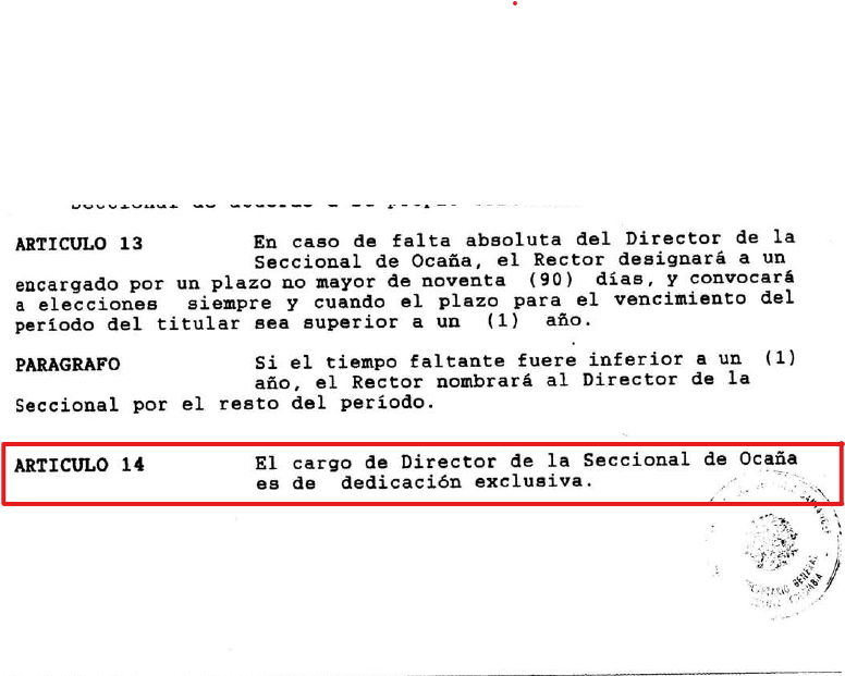 MartinSantos01's tweet photo. La edad de retiro forzoso del DIRECTOR de la Seccional Ocaña de la Universidad Francisco de Paula Santander es de 70 años, debido a que por la naturaleza del cargo, este no se haya cubierto por la ampliación de la edad de retiro forzoso que prevé la Ley 344 de 1996 para el personal docente universitario, la cual se extiende hasta los 80 años.

Examinemos las razones que respaldan esta afirmación:

1.- Según el Acuerdo 029 del 12 de abril de 1994, que establece el Estatuto General de la Universidad Francisco de Paula Santander Seccional Ocaña, los artículos 7 al 17 describen detalladamente las cualidades, funciones y el proceso para la designación del DIRECTOR de dicha seccional.

2.- De acuerdo con la norma estatutaria, el puesto de DIRECTOR de la Seccional Ocaña -Universidad Francisco de Paula, tiene entre otros requisitos para acceder al cargo: haber sido profesor universitario durante al menos 5 años (art. 8). Esto, por cuanto, la experiencia en la docencia, actividad principal de toda universidad, es requerida para administrar eficientemente la institución. A esto súmese, lo que dispone el artículo 14 del Acuerdo 029/94, que prevé que el cargo de DIRECTOR es de dedicación exclusiva. Motivo de más, que permite descartar cualquier naturaleza docente para este empleo.

3.- En consecuencia, el cargo de DIRECTOR de la Universidad Francisco de Paula Santander- Seccional Ocaña se clasifica como un cargo ADMINISTRATIVO DE NATURALEZA DIRECTIVA.

4.- Asimismo, vale señalar que, a partir de la promulgación de la Ley 1821 de 2016, se modificó la edad de jubilación obligatoria para los servidores públicos a los 70 años, según lo establece el: “ARTÍCULO 1. La edad máxima para el retiro del cargo de las personas que desempeñen funciones públicas será de setenta (70) años. Una vez alcanzada esa edad, se producirá el retiro inmediato del cargo que ocupen, sin posibilidad de reintegración bajo ninguna circunstancia”.

5.- En resumida cuenta, la Ley 1821 de 2016, modificó la edad de jubilación para los empleados en el ejercicio de funciones públicas, elevándola de 65 a 70 años, permitiéndoles permanecer en el servicio si así lo desean, siempre y cuando continúen aportando al régimen de seguridad social.

6.- Por otra parte, respecto al retiro forzoso de los docentes en universidades autónomas, el artículo 19 de la Ley 344 de 27 de diciembre de 1996, establece una excepción sobre la edad al precaver que: “Sin perjuicio de lo establecido en las Leyes 91 de 1989, 60 de 1993 y 115 de 1994, el servidor público que haya adquirido el derecho a su pensión de vejez o jubilación podrá elegir entre este beneficio o seguir activo en el servicio, hasta alcanzar la edad de retiro forzoso. Los docentes universitarios podrán hacerlo hasta diez años adicionales. La pensión comenzará a pagarse solo después de que se haya terminado su vínculo con estas instituciones.”

7.- Así entonces se tiene con base en el artículo 19 de la Ley 344 de 1996, que los docentes universitarios pueden continuar trabajando hasta diez años más después de alcanzar la edad de retiro, es decir, pueden trabajar hasta los 80 años.

8.- En consecuencia, es de fuerza concluir lo siguiente: 

i) el cargo de DIRECTOR de la Seccional Ocaña -Universidad Francisco de Paula, es un empleo de naturaleza administrativa que no tiene funciones docentes. 

ii) el cargo, no se beneficia con la excepción indicada en el artículo 19 de la Ley 344 de 1996, que amplía la edad de retiro forzoso del personal docente universitario hasta los 80 años. 

9.- Lo anterior, lleva apodícticamente a establecer, que el límite de edad de retiro forzoso del DIRECTOR de la Seccional Ocaña -Universidad Francisco de Paula, es el establecido en la ley 1821 de 2016. es decir, cuando este servidor alcance los 70 años.

Post data. 

El Consejo de Estado no aplicó la edad de retiro forzoso en la elección y reelección de Dolly Montoya Castellanos como rectora debido a que, al mantener su condición de docente, se le aplica la excepción contenida en el artículo 19 de la Ley 344 de 1996. Esta disposición permite que los profesores universitarios puedan seguir trabajando hasta los 80 años, en contraposición a la regla general de los 70 años establecida para otros funcionarios públicos. Así, considerando que Dolly Montoya cumple con el régimen especial aplicable a su condición académica, su designación se encontraba plenamente amparada por el ordenamiento jurídico.

Caso que en nada se compagina con el asunto de marras.