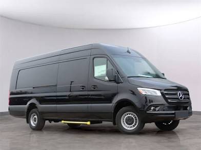 bigmakk600's tweet photo. @talithacumili That’s a 15 passenger sprinter van. I will put the pedal to the floor on that big mfer https://t.co/8fNK4reCRu