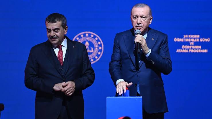 Diğer atama 2027'de olacak
📍100.000 norm açığı var
📍80.000 ücretli öğretmen var
📍 Yeni yapılan ve yapılacak okullar var
📍2023 dönemi en az atama verilen dönem. 2004 (21.000)
📍Türkiye yüzyılı maarif modeli için 68.000
<a href="/Yusuf__Tekin/">Yusuf Tekin</a>
<a href="/_cevdetyilmaz/">Cevdet Yılmaz</a>
#ÖğretmeneKabineden68BinAtama