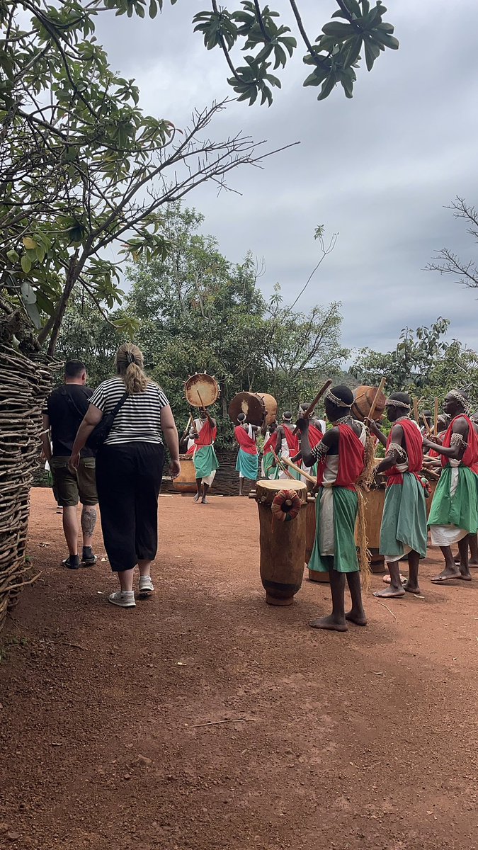 Visitez le Sanctuaire des Tambours de Gishora – Une Immersion dans l’Héritage Royal du Burundi.
Classé au patrimoine culturel immatériel de l’UNESCO, le Sanctuaire de Gishora est bien plus qu’un site touristique,c’est un symbole vivant de l’histoire royale du pays. #visitburundi