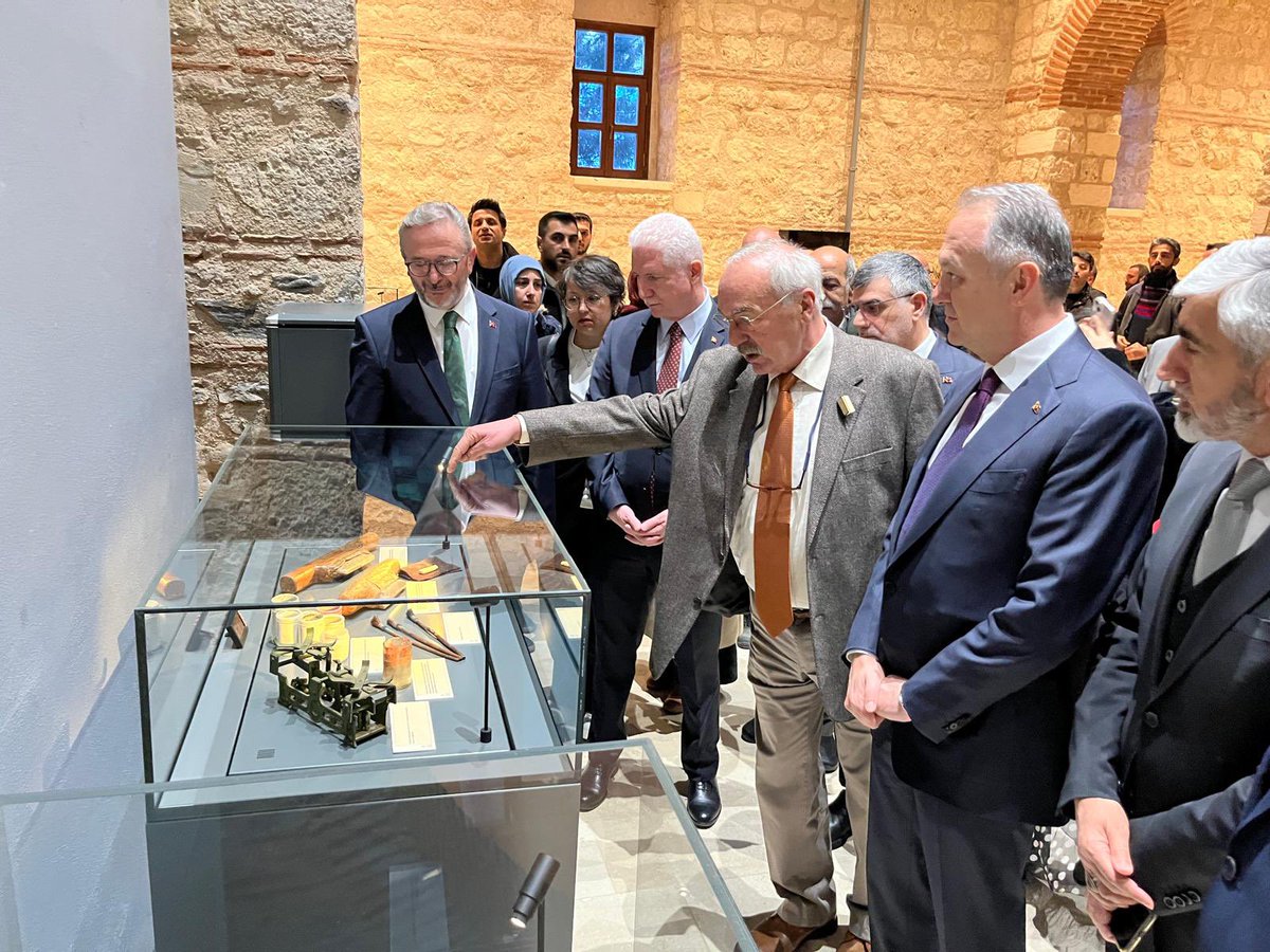 Bugün çok özel bir serginin açılışını gerçekleştirdik.
Dünyada ilk defa düzenlenen “Suya Saklanan Renkler: Yazma Eserlerde Ebru” sergimizin açılışını İstanbul Valimiz Sayın Davut Gül ve Kültür ve Turizm Bakan Yardımcımız Sayın Gökhan Yazgı ile gerçekleştirdik.

Ebrunun yaşayan en