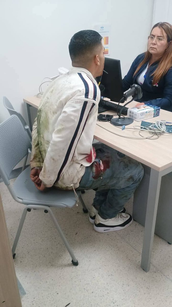 ColombiaOscura's tweet photo. #INSEGURIDAD. Paula Corredor, una joven en Soacha (C/marca), fue atacada salvajemente por sujeto extranjero. Los vecinos la escucharon gritar y la auxiliaron evitando una tragedia mayor. El sujeto fue capturado pero YA está en libertad mientras la joven permanece hospitalizada. https://t.co/CIk4okstCs
