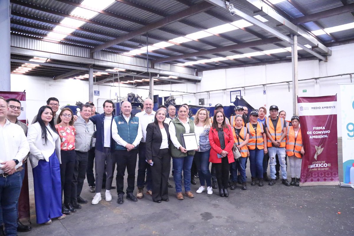 ComSocEdomex's tweet photo. Se fomenta el manejo responsable de envases de productos de cuidado personal y del hogar
⚪@AmbienteEdomex firma convenio de colaboración con la #CANIPEC.
Más detalles: https://t.co/IeLVgBsULH https://t.co/QqcFtpK4bR