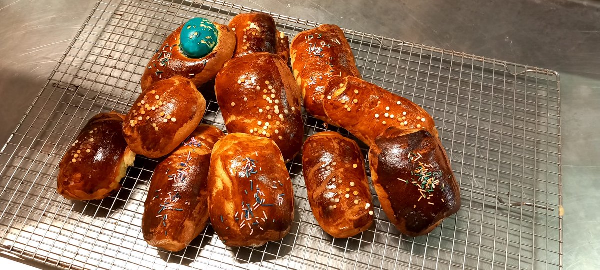 yosoyhelena's tweet photo. Aquests dies els alumnes d'Operacions Bàsiques de Cuina de l'Escola Pons estem amb la pastisseria tradicional de Pasqua, #mones, #farinoses #reganyat amb l'ajuda de la nostra professora Isabel Alejos https://t.co/RA6IQYaG36