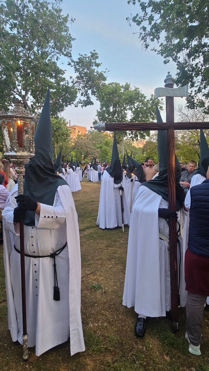 ByE_PoligonoSur's tweet photo. #SomosBendiciónyEsperanza
#HumildadyCaridad
#ByE25
🟢⚫ Cruz de Guía y primer tramo en el Parque Celestino Mutis en estos momentos.
#ViernesDeDolores25
#BendiciónyEsperanza #SalyLuz #PolígonoSur #TDSCofrade
#HumildadyCaridadDelPolígonoSur https://t.co/2qQeyymVK6