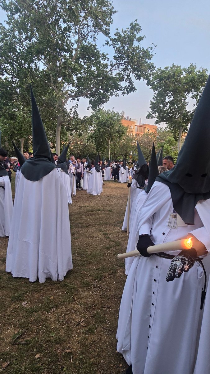 ByE_PoligonoSur's tweet photo. #SomosBendiciónyEsperanza
#HumildadyCaridad
#ByE25
🟢⚫ Cruz de Guía y primer tramo en el Parque Celestino Mutis en estos momentos.
#ViernesDeDolores25
#BendiciónyEsperanza #SalyLuz #PolígonoSur #TDSCofrade
#HumildadyCaridadDelPolígonoSur https://t.co/2qQeyymVK6