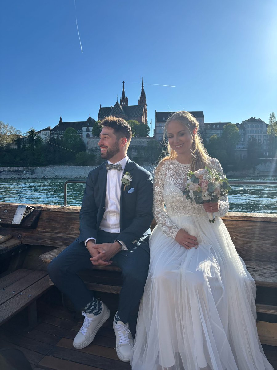Unser Sandro Brügger hat gestern seiner Noëmi das Ja-Wort gegeben. Wir gratulieren dem frisch vermählten Ehepaar von ganzem Herzen und wünschen ihnen für die gemeinsame Zukunft nur das Beste – Liebe, Glück und unvergessliche Momente! ❤️

◇ #SkySwissLeague ◇ #Commitment ◇