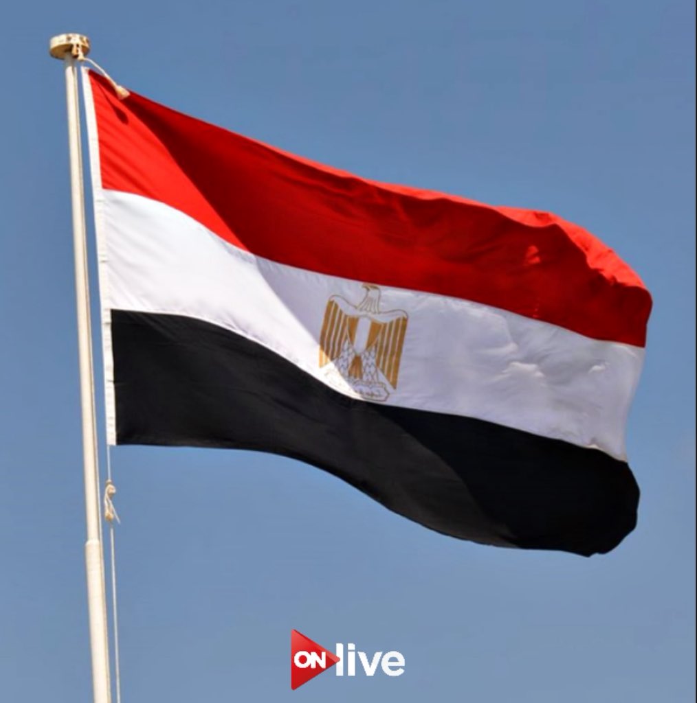 ONliveEgypt's tweet photo. بعد قرار لجنة التسعير التلقائي للمنتجات البترولية زيادة أسعار البنزين والسولار ٢ جنيه والكل عرف الأسعار الجديدة مهم نبقى فاهمين كام نقطة

أولا: الوعي الجمعي للمصريين ومعرفتهم باللي بيحصل ف المنطقة من حوالينا مخليهم رغم صعوبة قرار زيادة أسعار المواد البترولية مُدركين حجم المسؤولية اللي علينا كلنا الفترة دي ومتأكدين إن اللي جاي هيكون أحسن وأفضل إن شاء الله.

ثانيا: لا يخفى على الجميع حجم المسؤولية اللي تقع على عاتق الدولة المصرية بأكملها في التصدي لمخططات بتترسم وبتتنفذ من حوالينا وقد ايه احنا بنستعد ومطلو�� مننا كلنا نُدرك هذا الاستعداد ونفضل موحدين صفوفنا خلف الدولة

ثالثا: اللي بيحصل ف العالم مأثر علينا دا أكيد وتراجع إيرادات قناة السويس خير دليل، واللي لسه هتتأثر كمان للأسف بتراجع حجم التجارة العالمية في ظل حرب الرسوم الجمركية بين الولايات المتحدة والصين. 

رابعا: الكل واثق إنها هتعدي بفضل الله وبالشغل وبالتكاتف، مهم نفضل في حالة وعي بكل اللي بيحصل ومهم كمان نساند وندعم بعض واللي بيقدم خدمة أو بيبيع سلعة ميستغلش الفرصة ويزود الأسعار بشكل جنوني عشان دا هيأثر علينا كلنا
