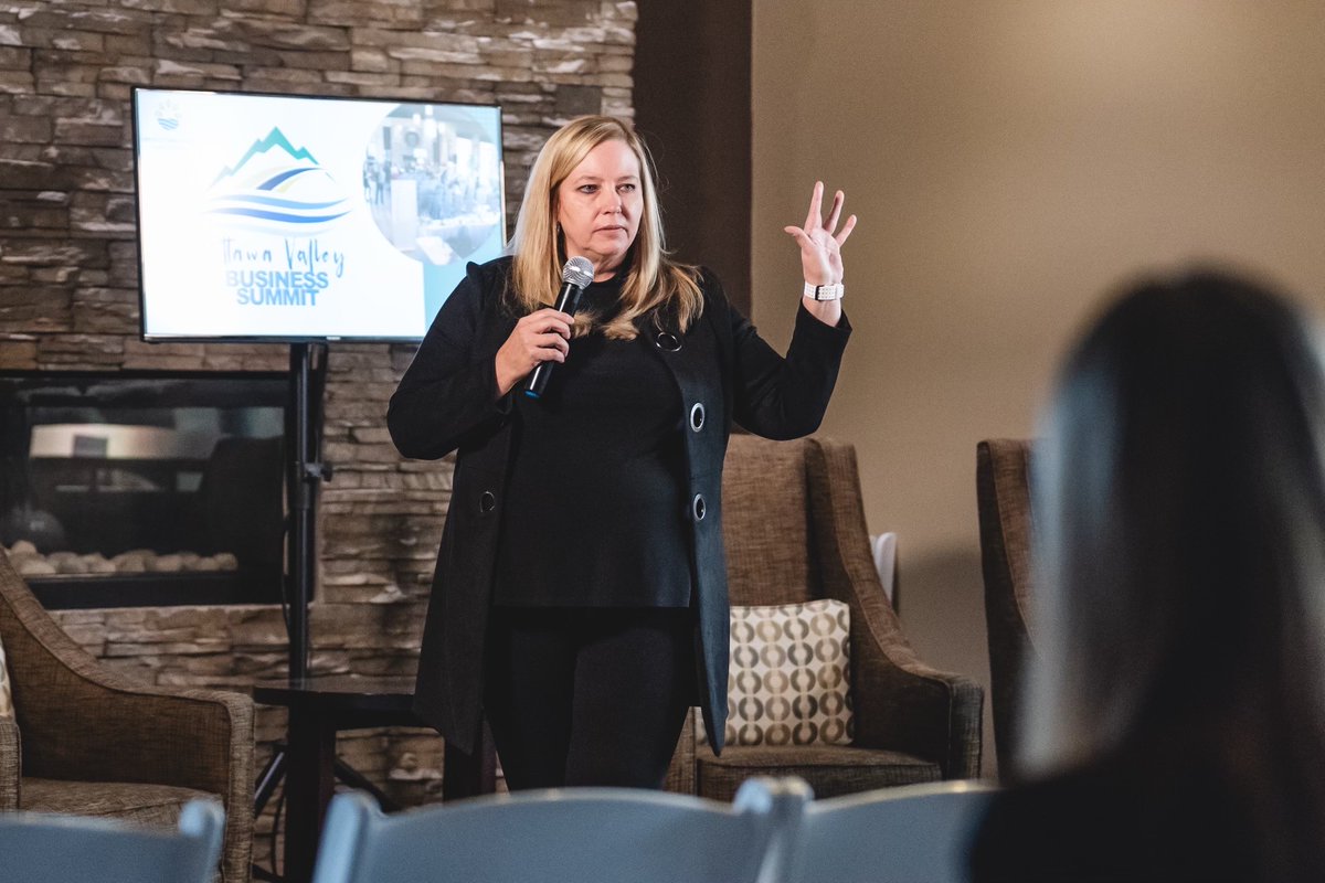 UOVCC's tweet photo. today , Jennifer Layman, local author &amp; renowned entrepreneur, delivered an incredible talk.
Renfrew County is an amazing place to live, work, &amp; play. Let's support and uplift these vibrant community gems! 💼🏡🎉 #RenfrewProud #LocalBusinessLove https://t.co/I8swagE2Co