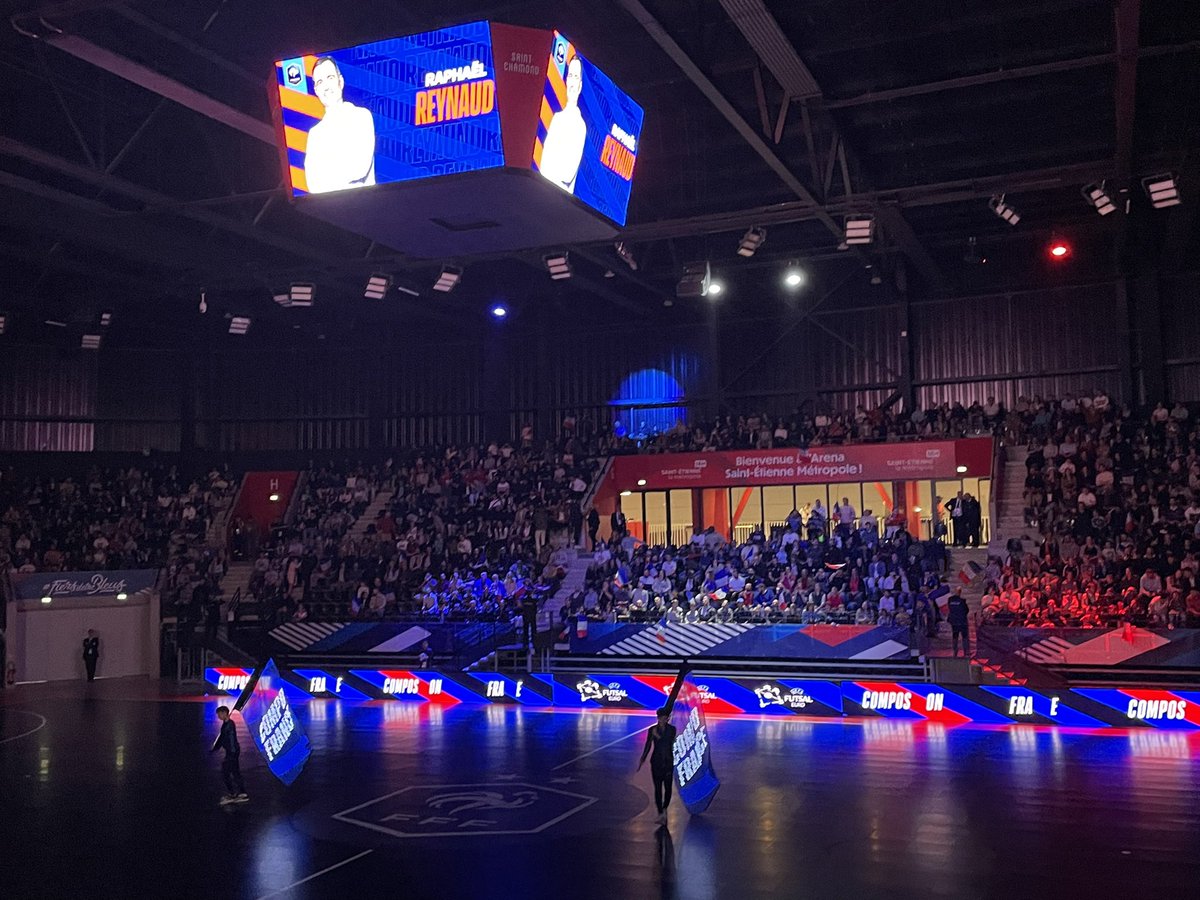 AnthonyPerrel's tweet photo. L’ovation de l’Arena pour le coach du 4-3. #Futsal #FRABUL #Reynaud https://t.co/Bio5leQNxM
