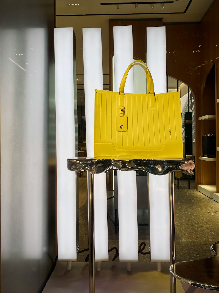 MarlaWinfr20867's tweet photo. passion et de savoir-faire inégalé. On pourrait dire que c'est un véritable morceau d'art ! 

#Hermès #Birkin #Artisanat #Couture #ModelDewasa https://t.co/7YCdeJ7FRl