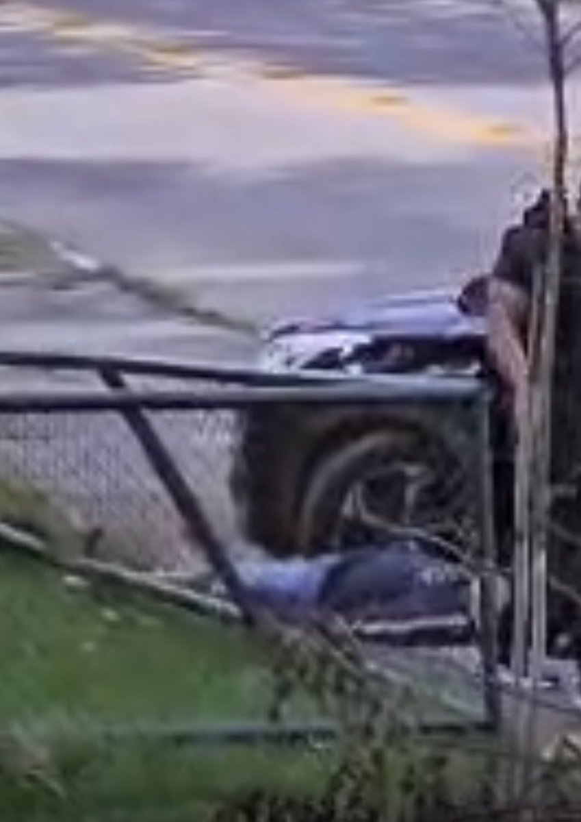 opentelhol's tweet photo. Em uma perseguição pelo engenho velho na Taquara após ser alvejada a polícia Civil respondendo a injusta agressão acaba de matar dois elementos da Milícia do Nem 
Até o momento sabemos que um morto era conhecido pelo alcunha de Vitao e o outro seu segurança https://t.co/C1jBS9KUjE