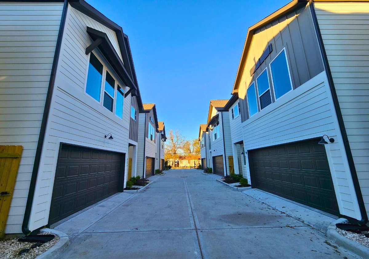 LuxeBayou's tweet photo. 🏠 FOR RENT – 615 Northew Dr, Houston, TX
 3 bed | 2 bath | Smart home| $2,195/mo
 Beautiful updated home in North Houston —pet-friendly, and professionally managed.
📍 Near I-45 &amp; Beltway 8
 �� Apply/tour: https://t.co/zPNrXgKhKL
 📲 Call/Text: 713.909.4902

#HouseForRent https://t.co/dGyAzIPMPP